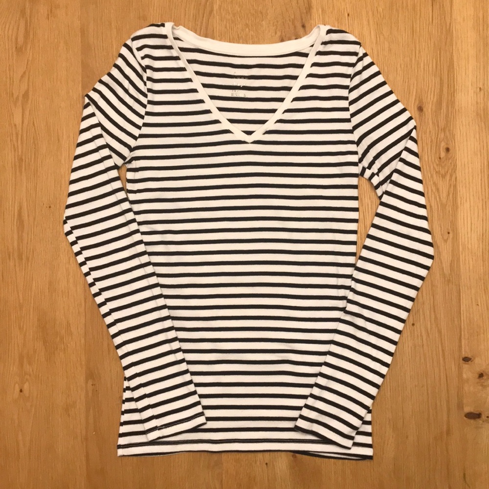 Women’s x-small black and white long sleeved T
